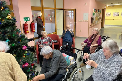 Vánoční přípravy na zdobení stromečků