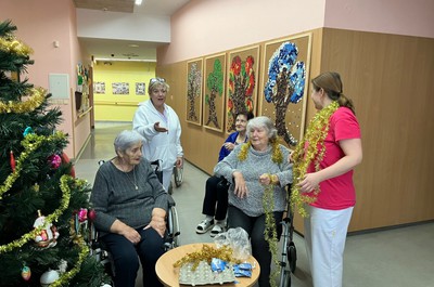 Vánoční přípravy na zdobení stromečků