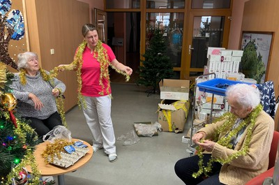 Vánoční přípravy na zdobení stromečků