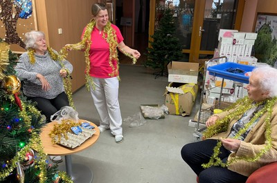 Vánoční přípravy na zdobení stromečků