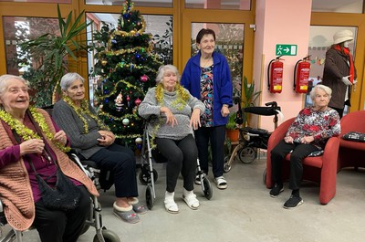 Vánoční přípravy na zdobení stromečků