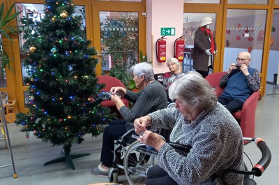 Vánoční přípravy na zdobení stromečků