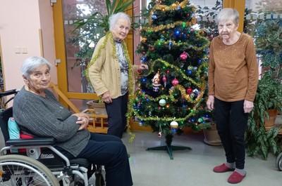 Vánoční přípravy na zdobení stromečků