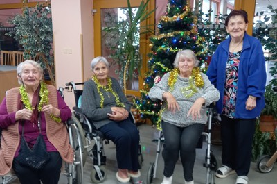 Vánoční přípravy na zdobení stromečků