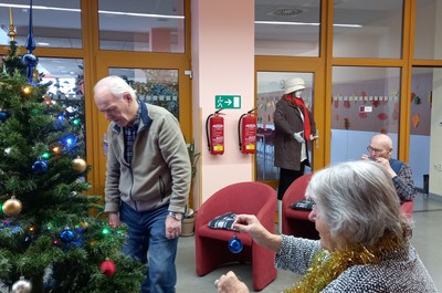 Vánoční přípravy na zdobení stromečků