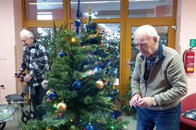 Vánoční přípravy na zdobení stromečků