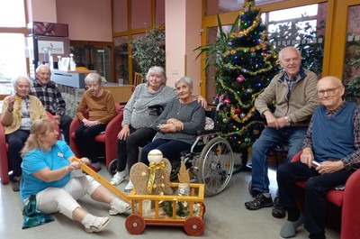 Vánoční přípravy na zdobení stromečků